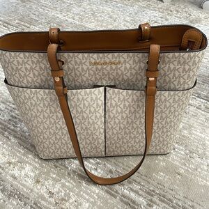 MICHAEL KORS Vanilla Mk Signature Bedford Pocket Shoulder Tote Bag